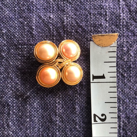 Vintage TRIFARI Faux Pastel Pearl Clip-On Earrings - Picture 7 of 9